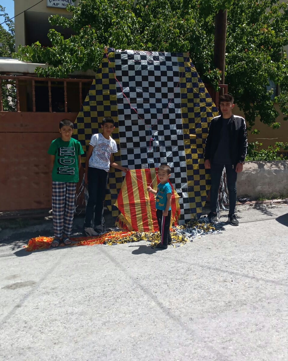 Buldukları dev uçurtmayı sahibine teslim ettiler