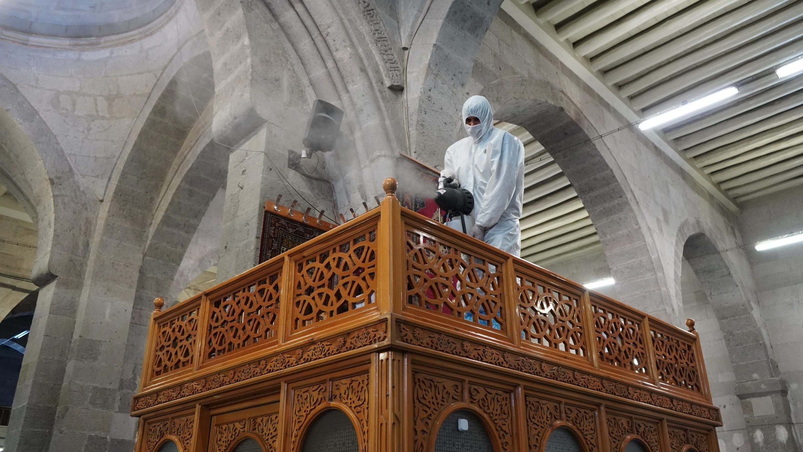 Dezenfekte edilen camiler ibadete hazır