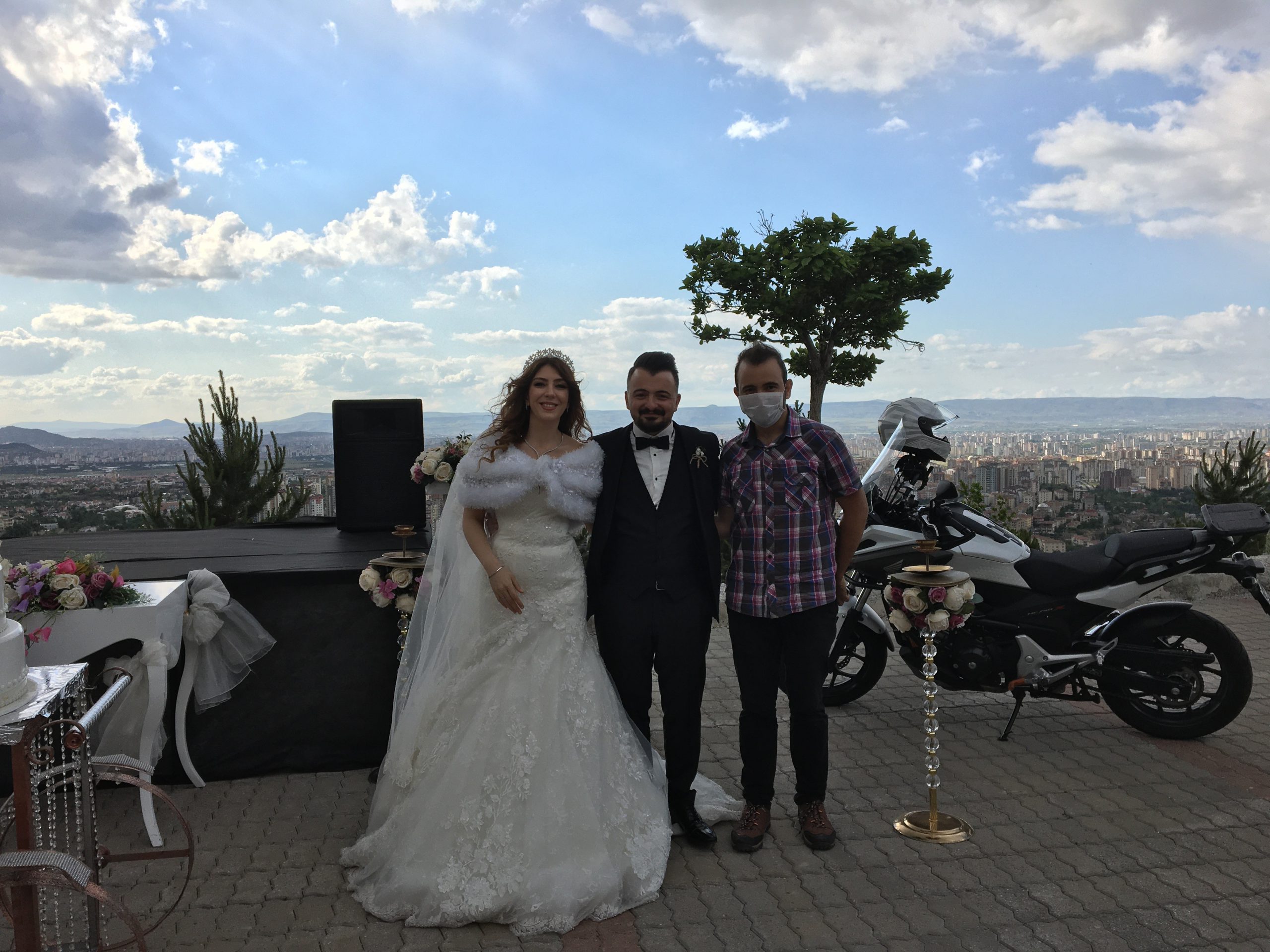Davetliler otomobilde gelin ve damat pistte oynadı