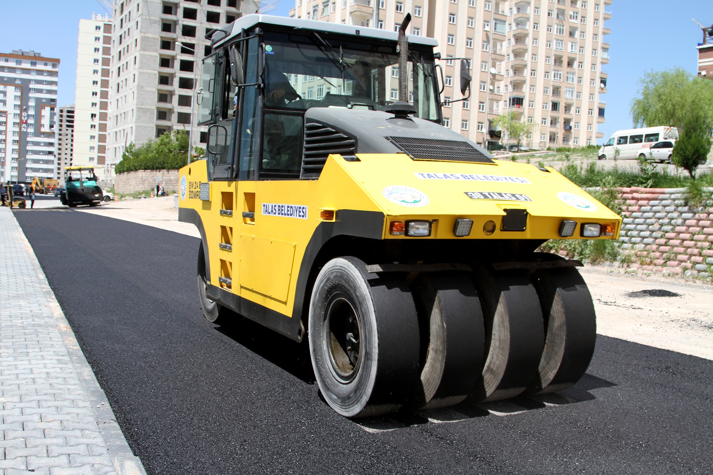 Yaz geldi, asfalt yola serildi