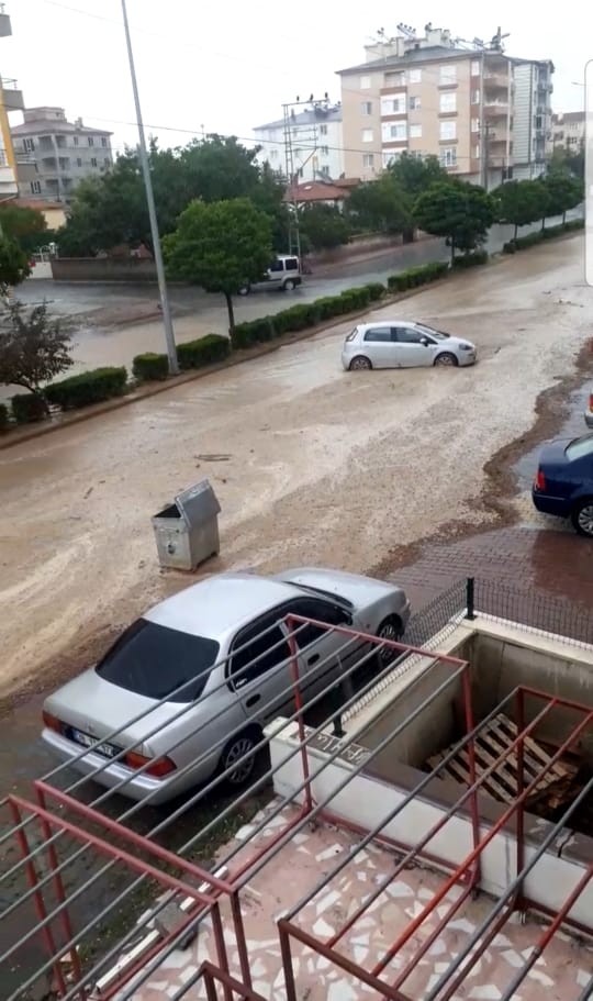 Sel araç tekerlerini ve kasaları sürükledi, tarım arazilerine zarar verdi