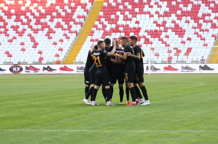 Kayserispor Yönetim Kurulu Üyesi Süleyman Akın: “Sezon sonunda gülen taraf biz olacağız”