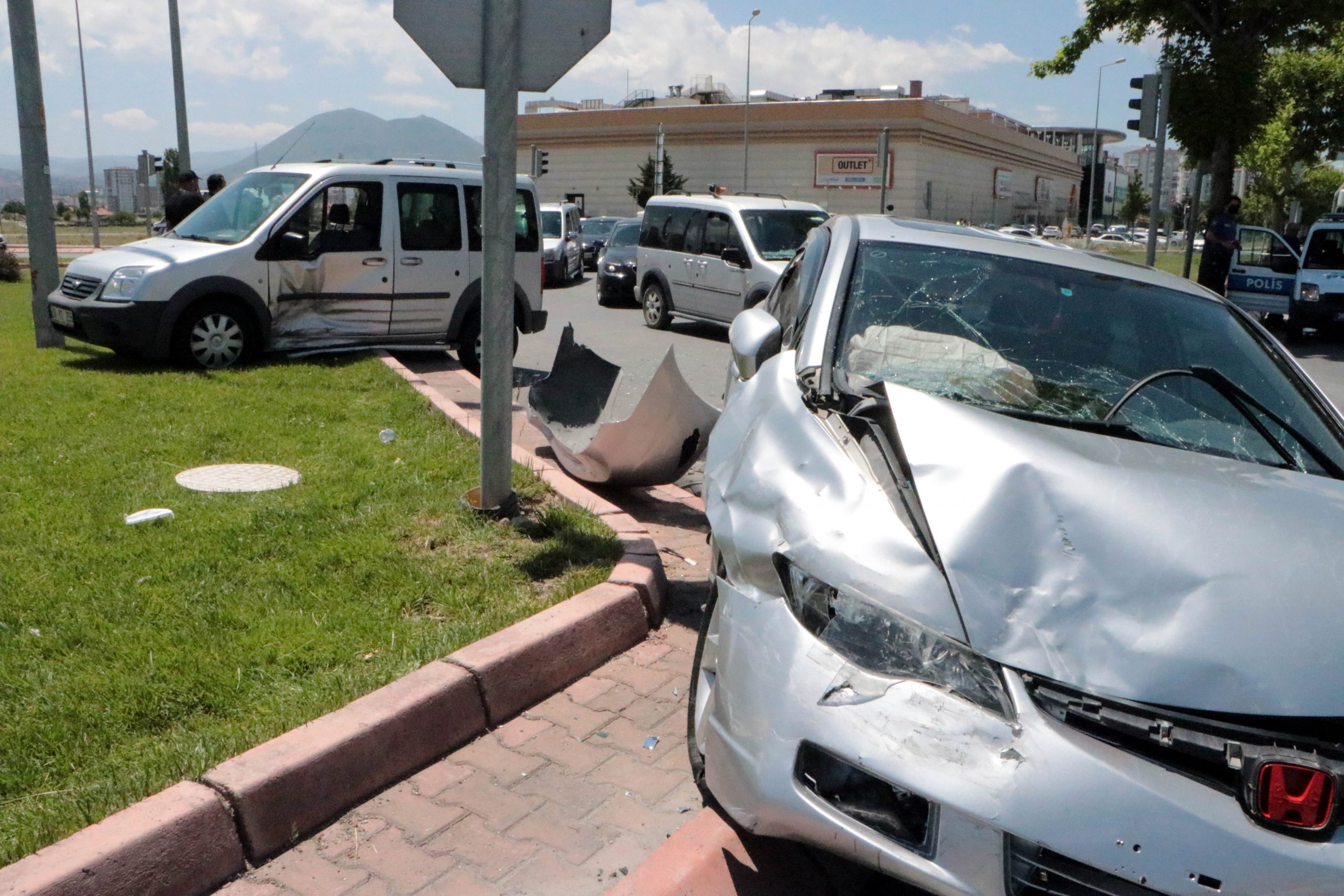 Kayseri’de 3 otomobil kazaya karıştı: 4 yaralı