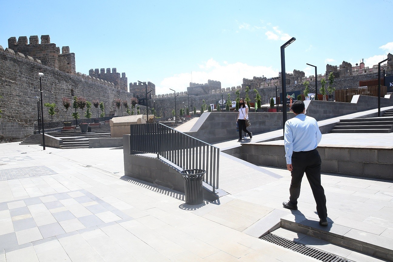 Büyükşehir kapılarını yeniden vatandaşlara açıyor