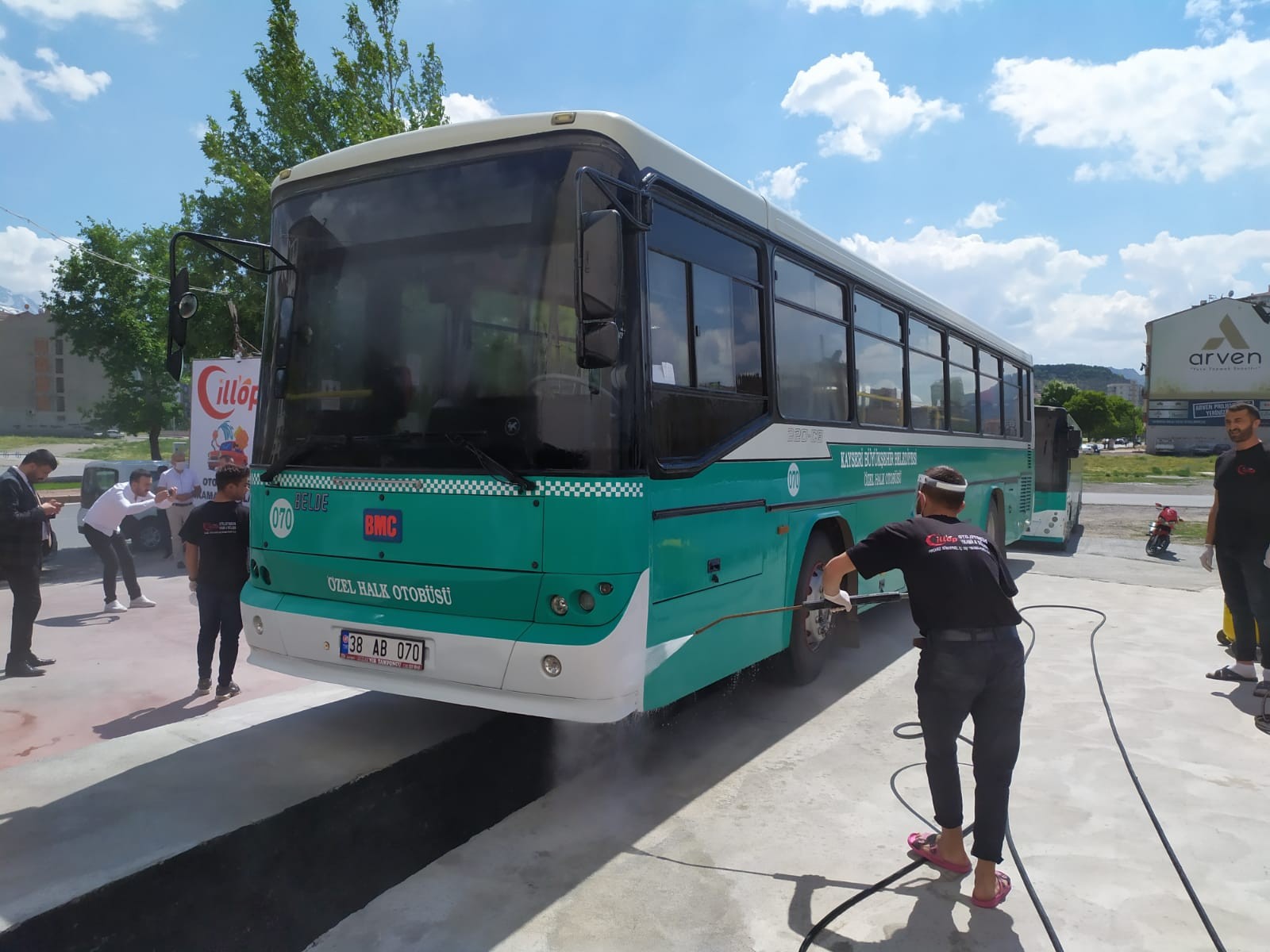 Bu işletmede halk otobüsleri dezenfekte edilecek