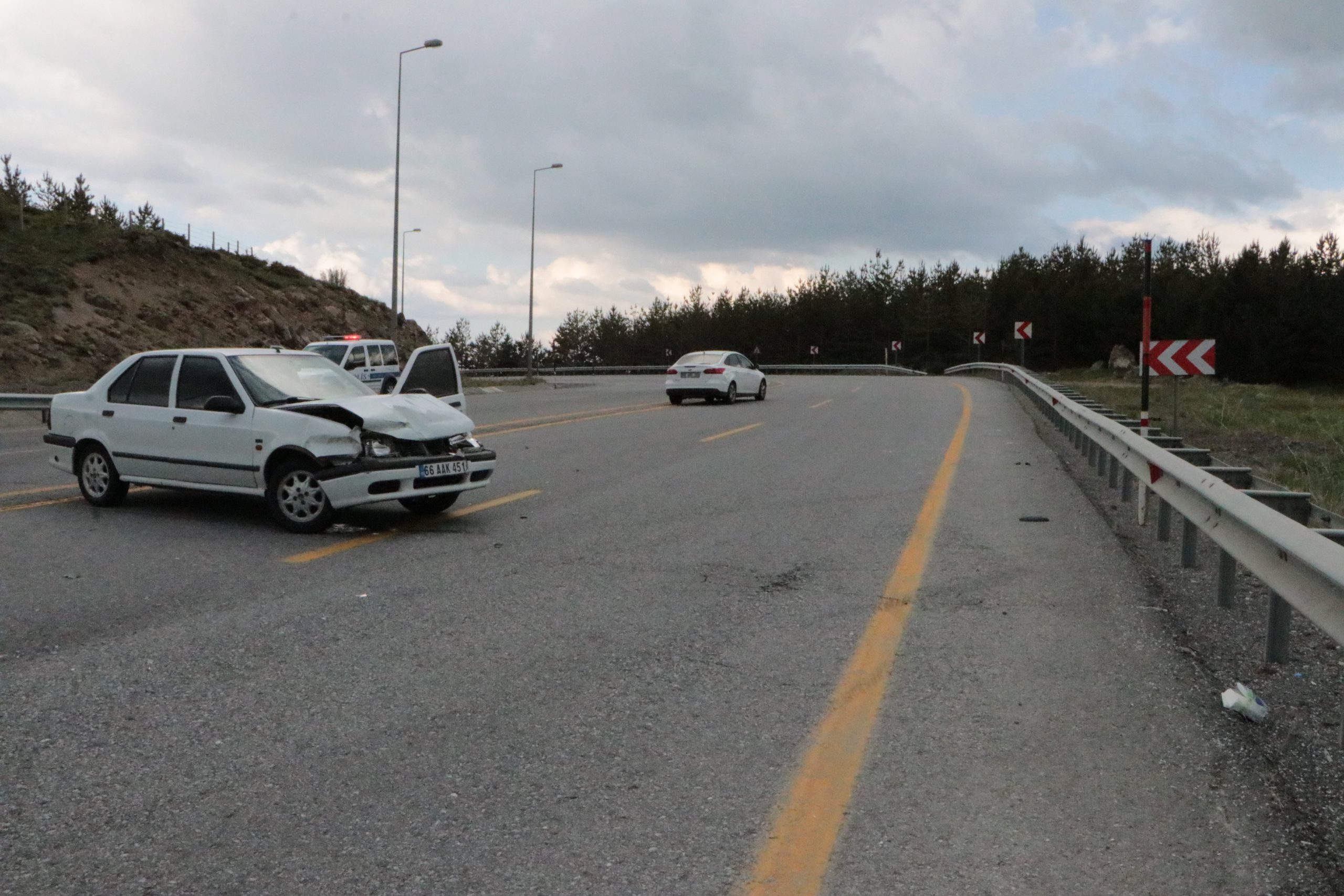 Direksiyon hakimiyetini kaybolan otomobil bariyere çarptı: 3 yaralı