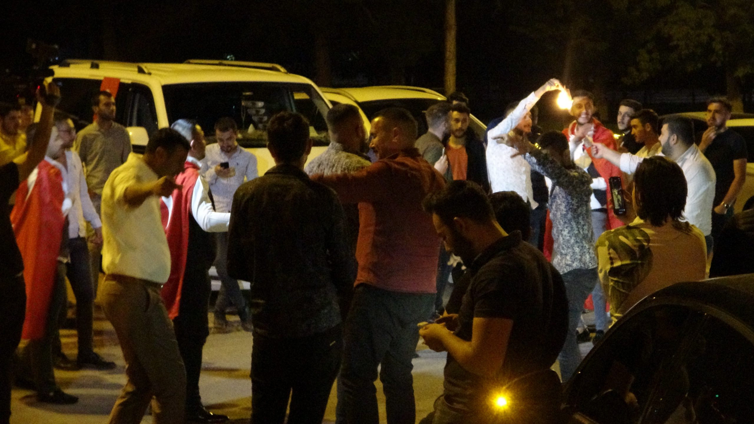 Virüse aldırmayıp halay çektiler