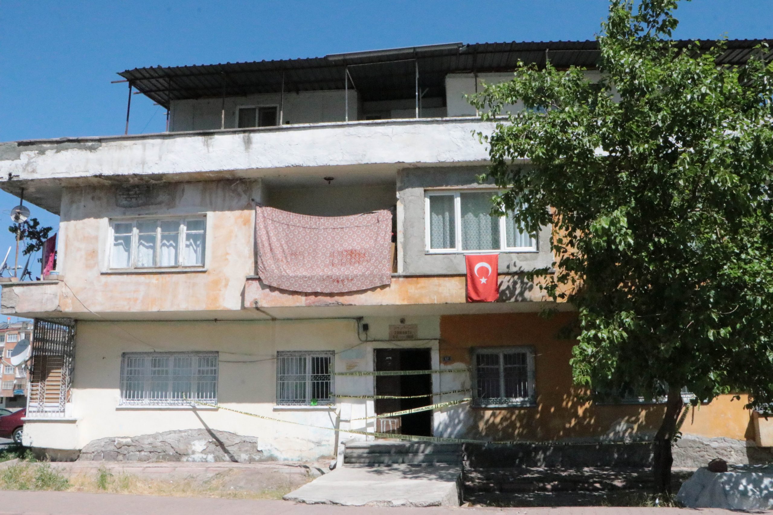 Yabancı uyruklu şahsın testi pozitif çıktı, 3 apartman karantinaya alındı