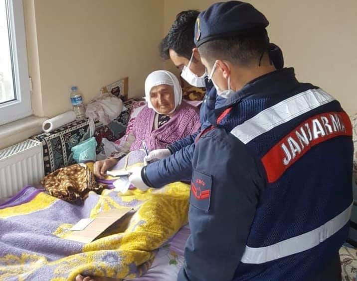 Develi’de 897 kişinin aylığı evlerinde teslim edildi