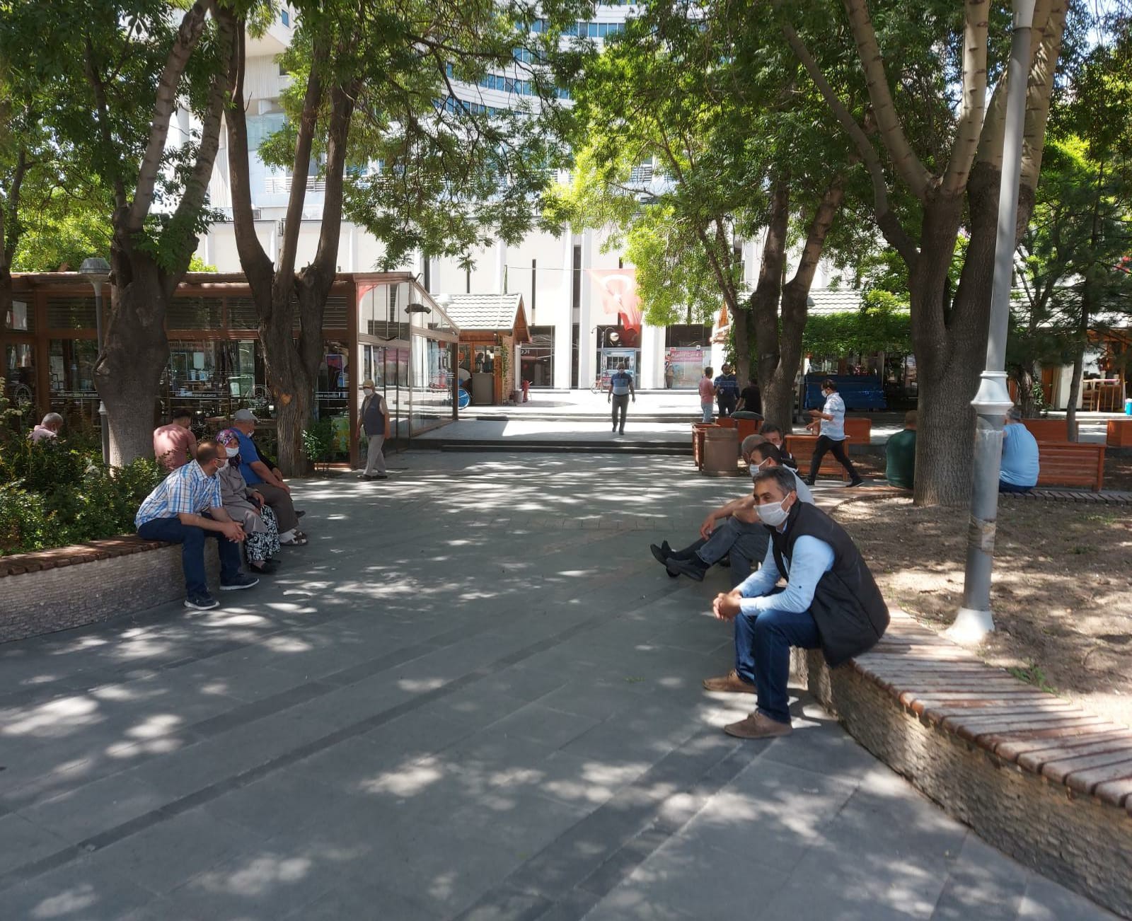 65 yaş üstü vatandaşlar sokağa çıkma izninin keyfini doyasıya yaşadılar