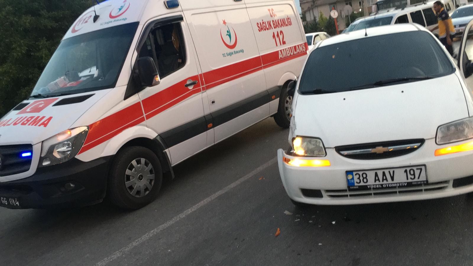 Direksiyon hakimiyeti kaybolan araç ambulansa çarptı