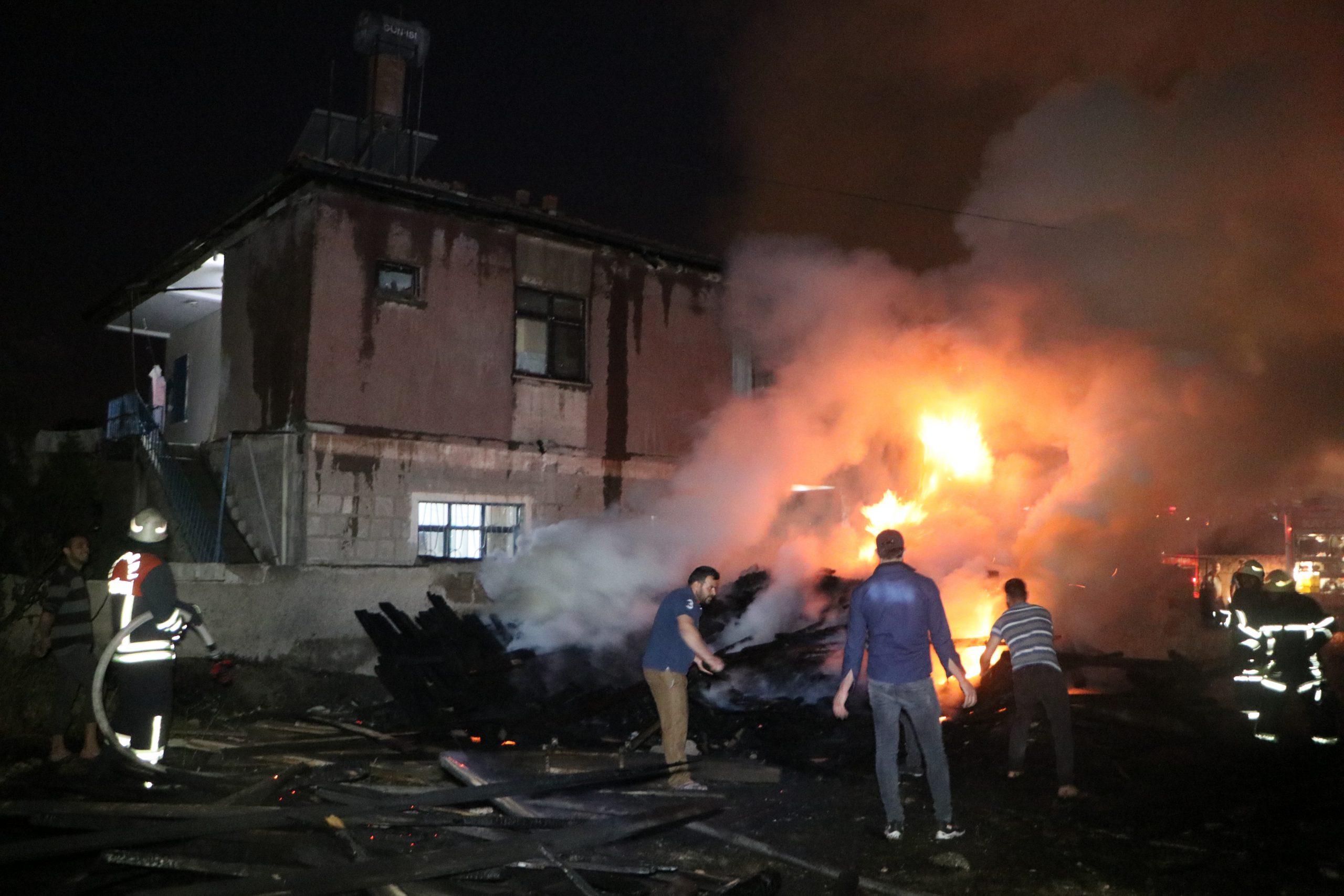 Otları yakmak isterken müstakil evin çatısını yaktı