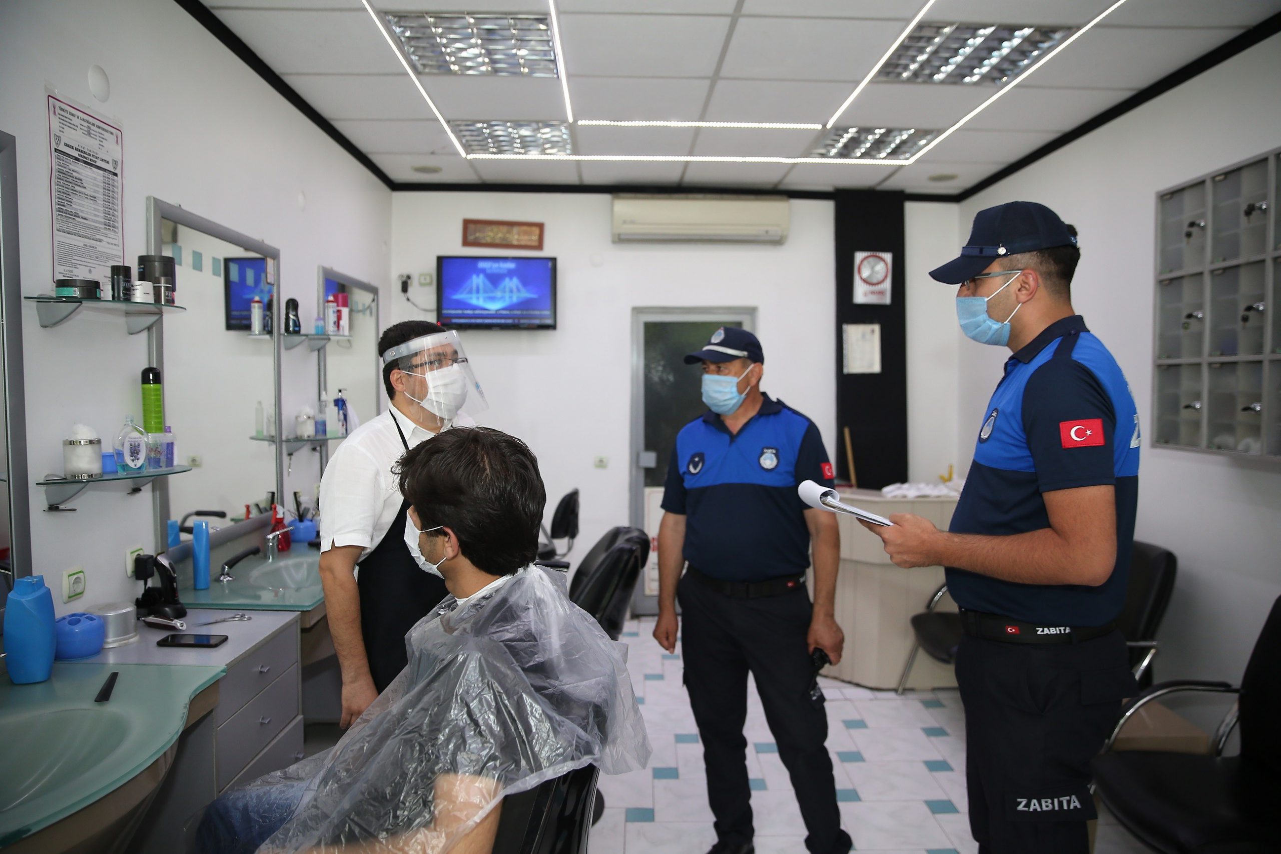 Zabıta ekipleri kuaför, taksi durakları ve kahvehanelere denetim yaptı