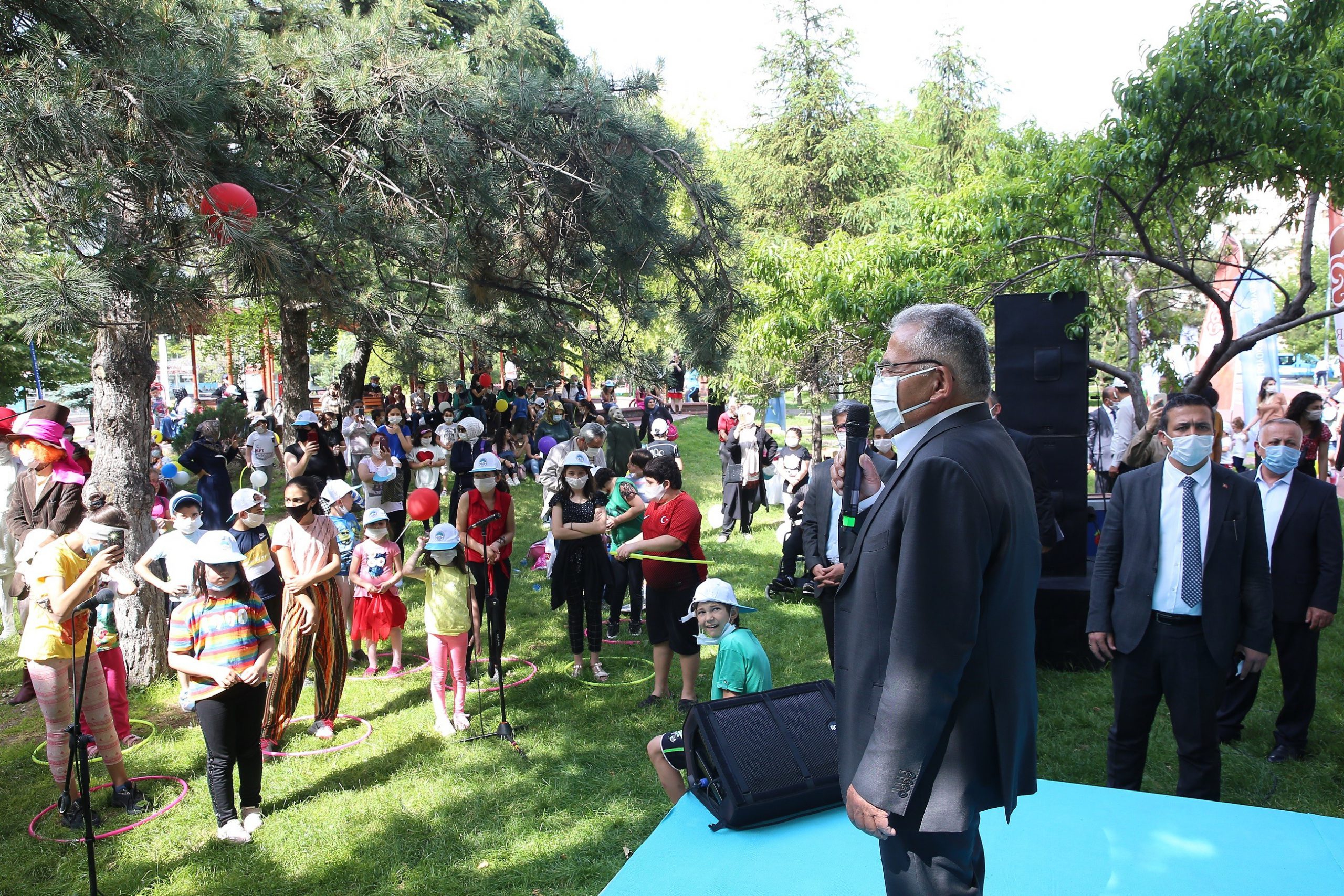 Başkan Büyükkılıç, sokağa çıkma kısıtlaması kaldırılan çocuklarla buluştu