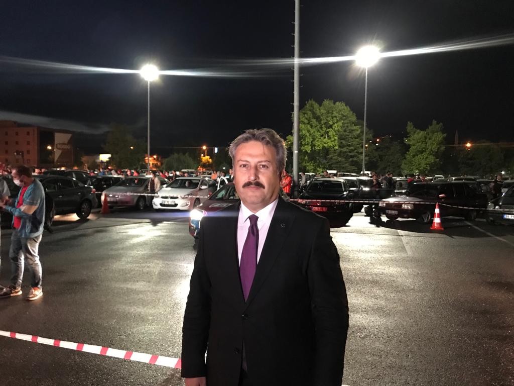 Kayserisporlu vatandaşlar araçlarında maçı izlemenin keyfini çıkardı