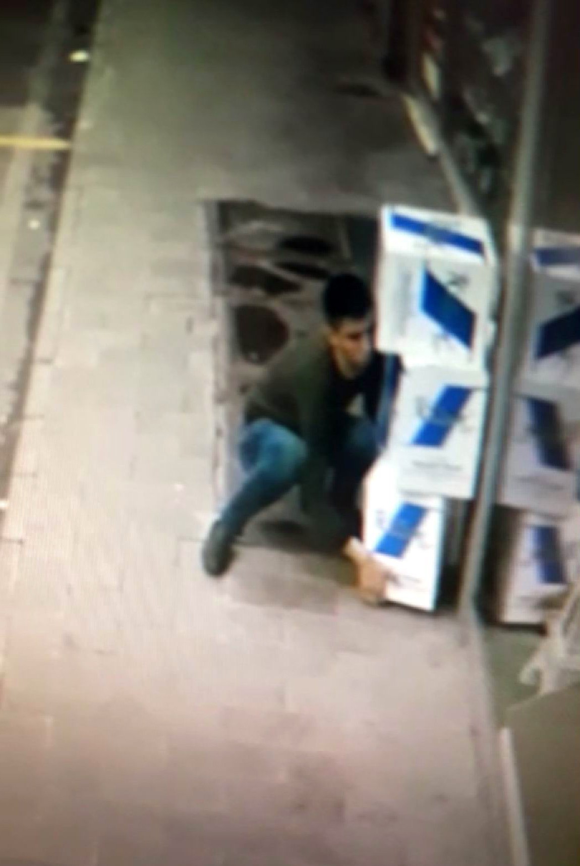 Çaldıkları tütünleri kolilerle götürdü