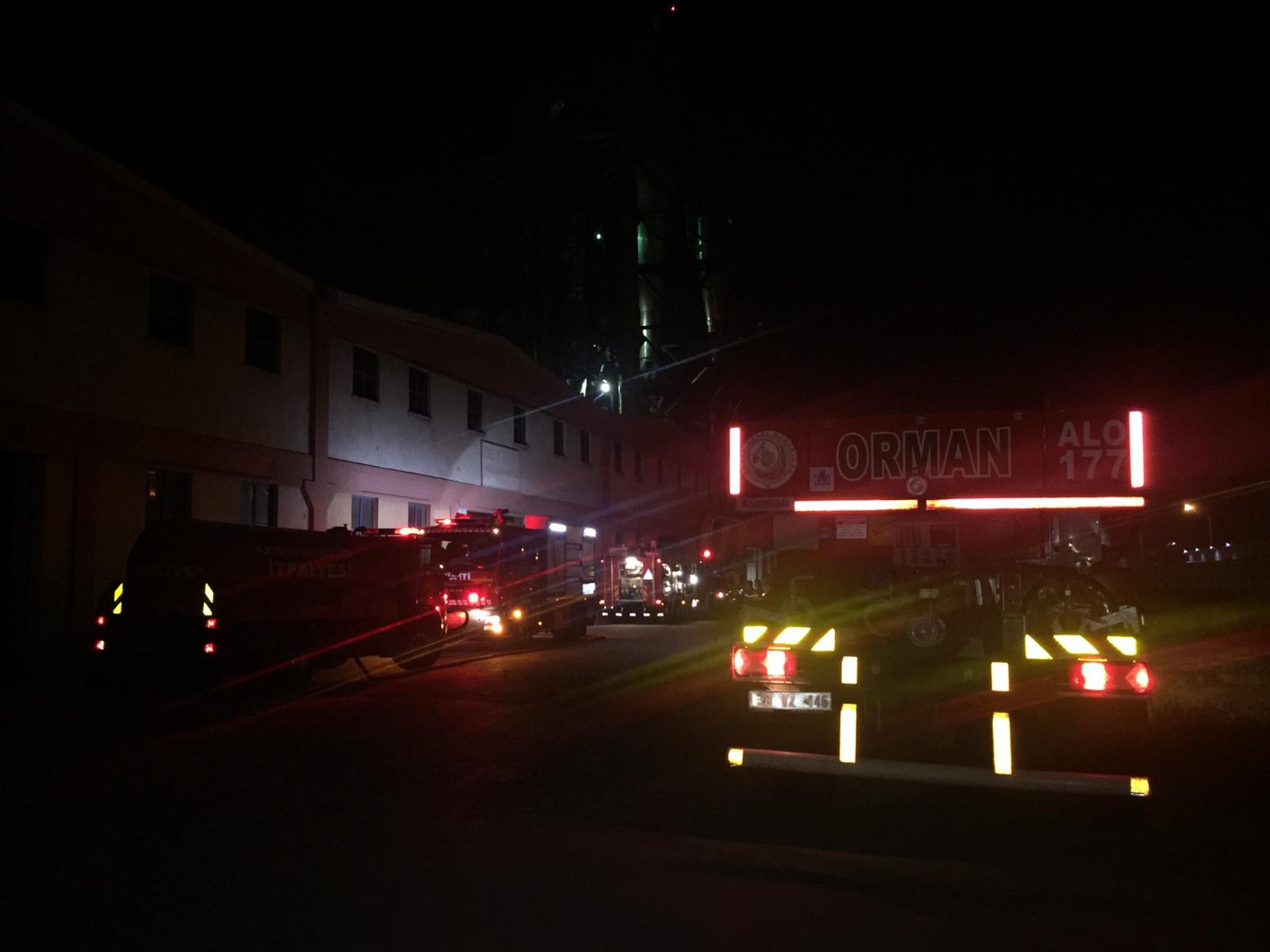 Orman ürünleri fabrikasında çıkan yangın 3 saatte söndürüldü