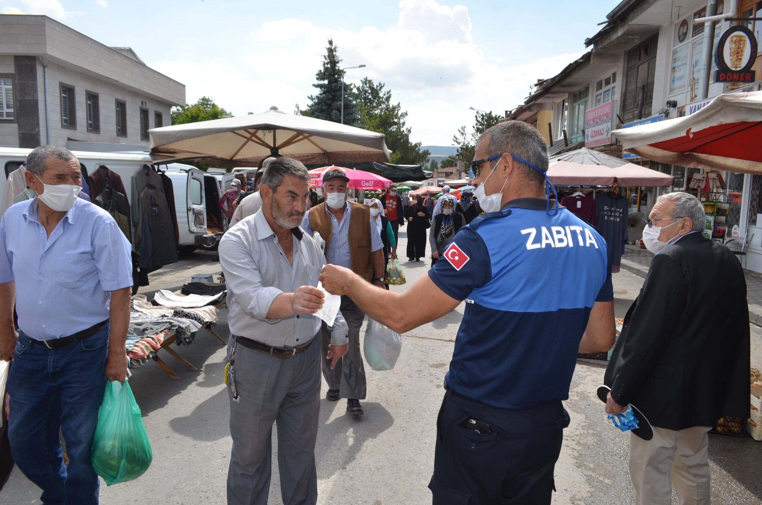 Bünyan’da zabıta hem uyardı hem maske dağıttı