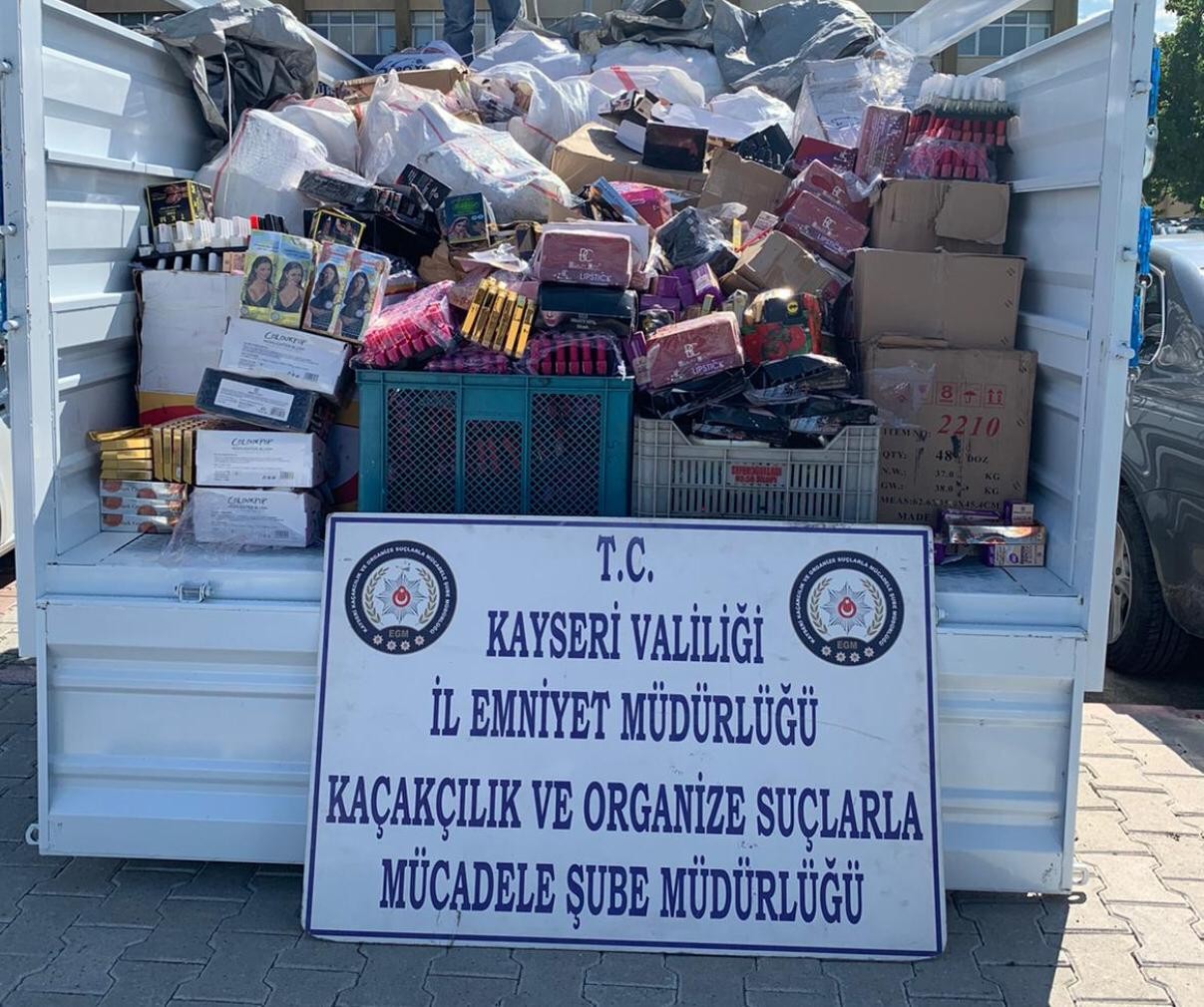 Polis ekipleri iki kamyon kaçak kozmetik ürünü ele geçirdi