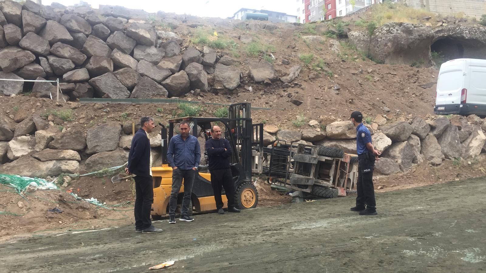 Forklift altında kalan şahıs yaralandı