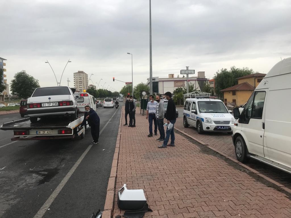 Kayseri’de meydana gelen kazada 4 araç birbirine girdi