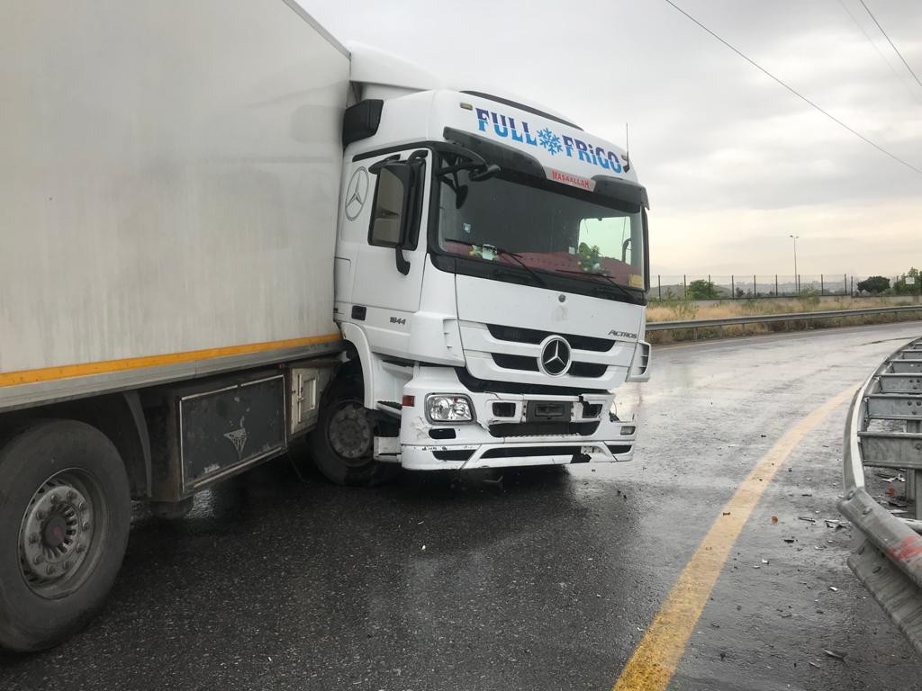 Kaygan yolda makas kesen tır, kaza yaptı