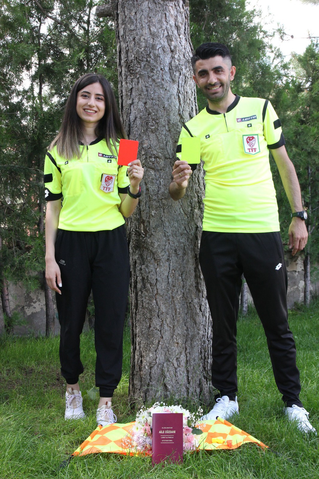 Gelinlik ve damatlık yerine hakem forması giydiler