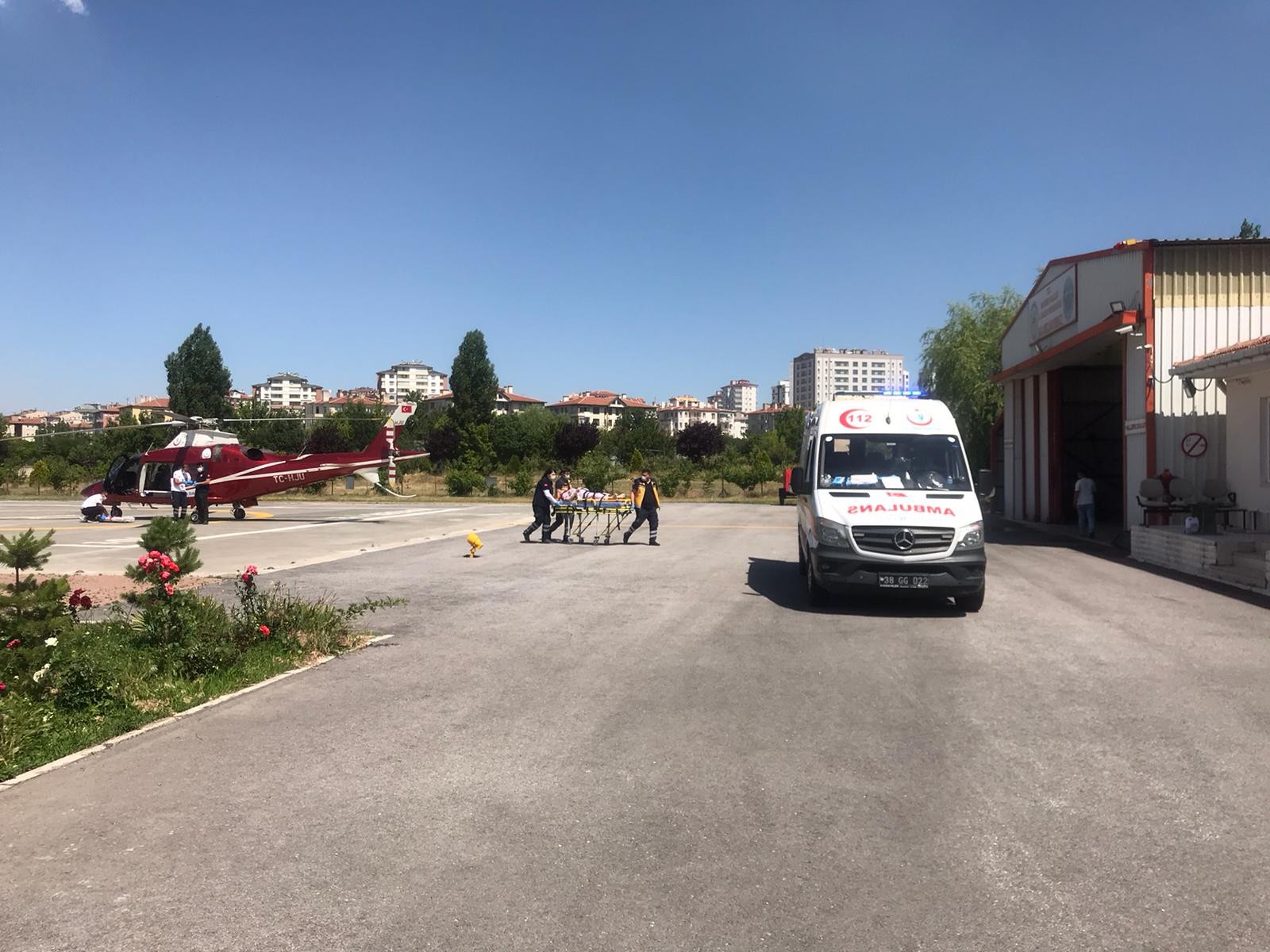 Trafik kazasında yaralanan kadın, ambulans helikopterle şehir merkezine getirildi