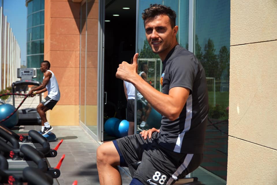 10 maçta 5 kart gördü