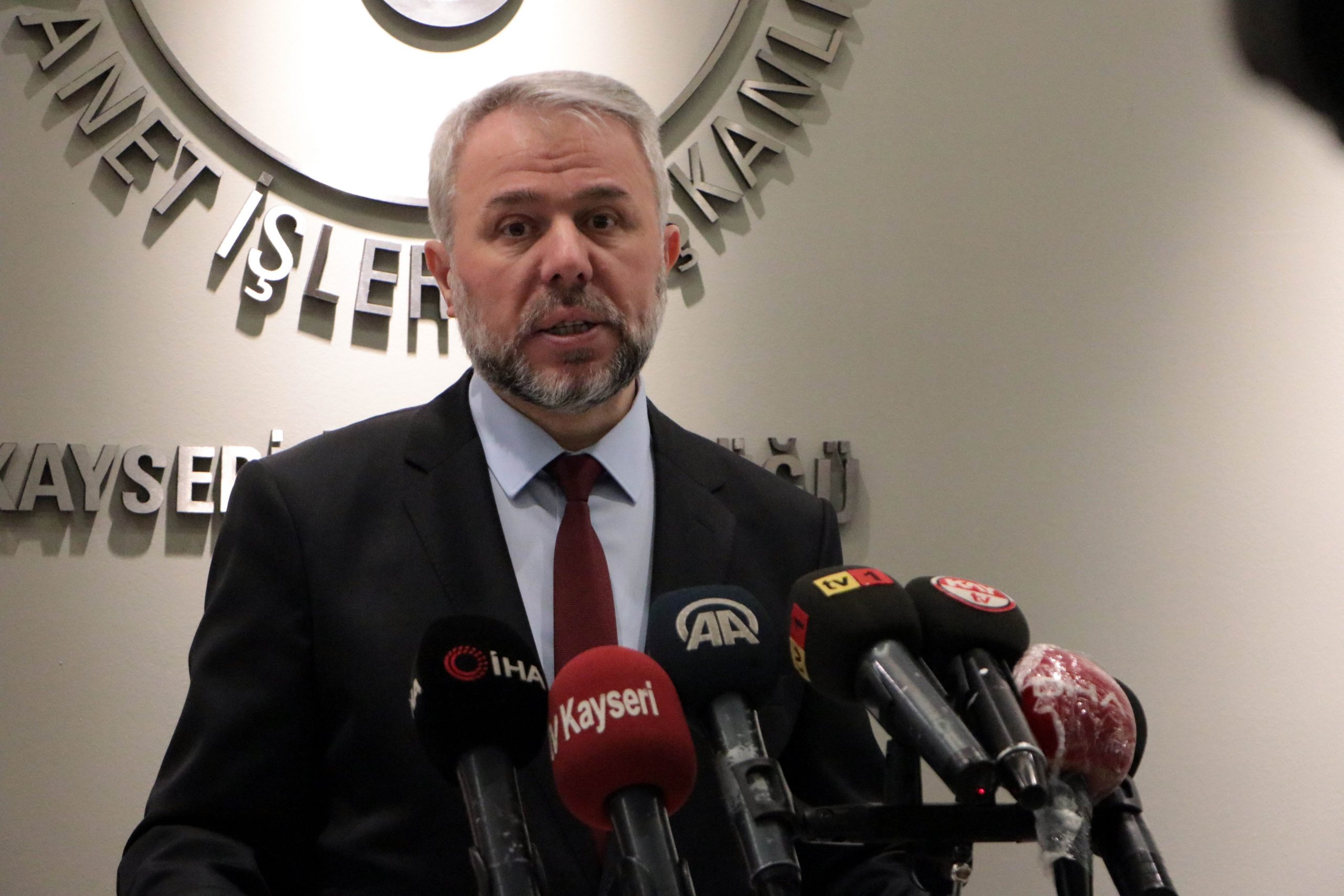 Şahin Güven’den cami cemaatine uyarı: “Maske takalım, sosyal mesafeye uyalım ve seccadelerimizi evden götürelim”