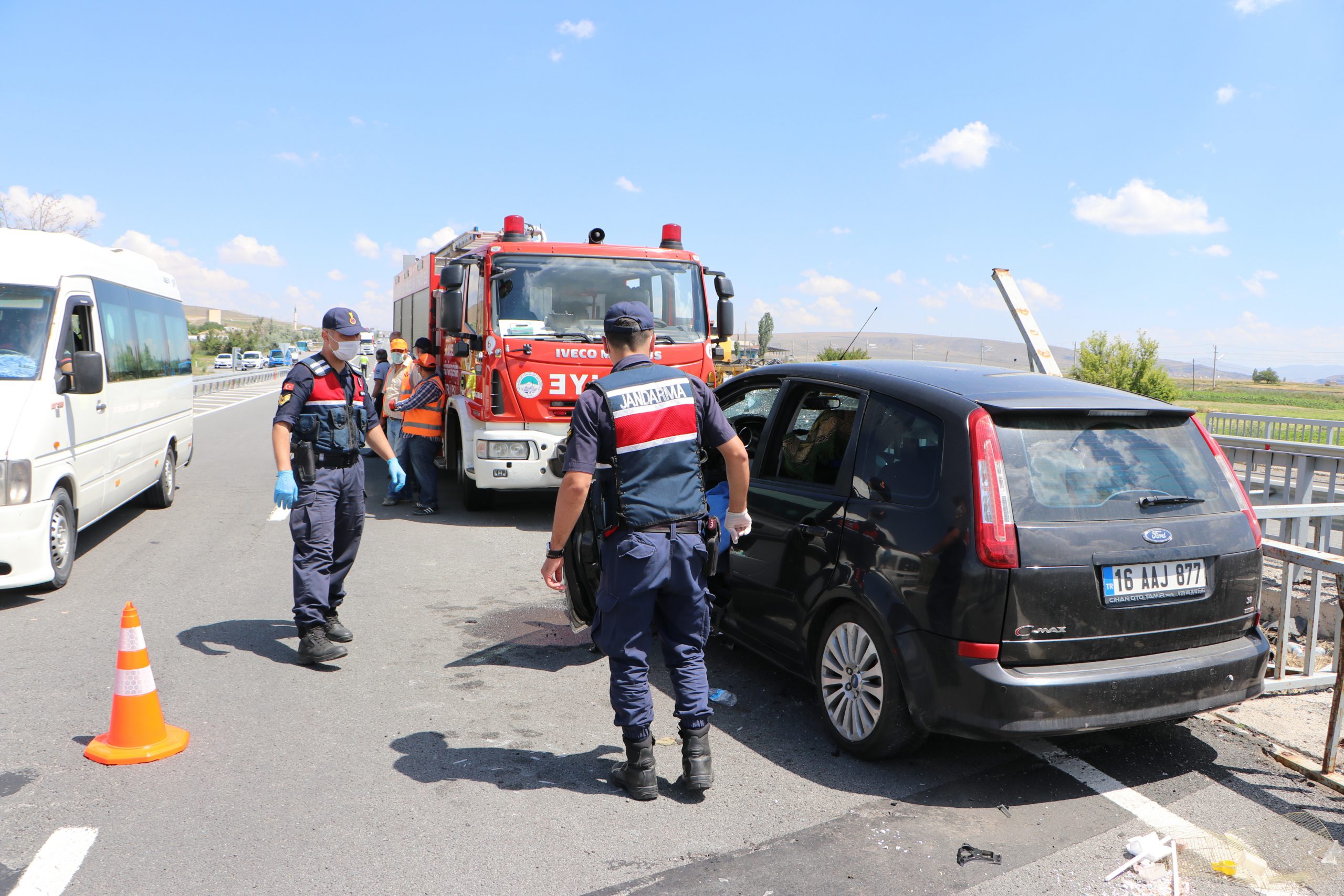 Bariyer otomobile ok gibi saplandı: 1 ölü, 4 yaralı