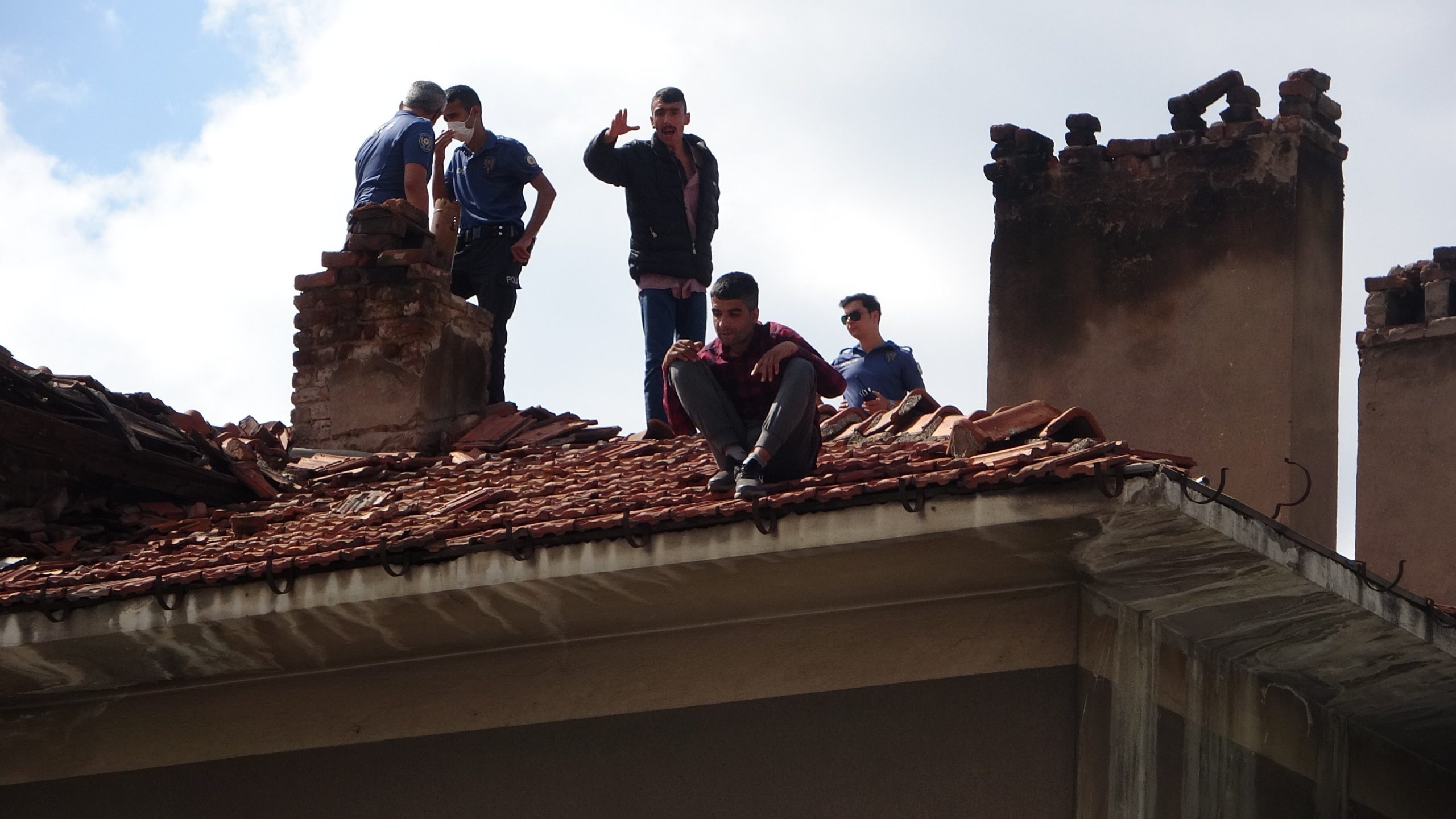 Kayseri’de intihar girişiminde bulunan genci görenler cep telefonlarına sarıldı