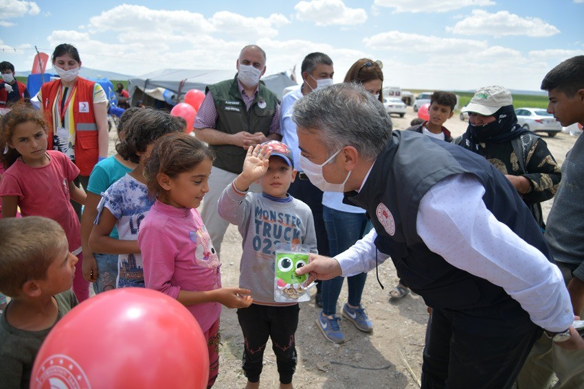 Mevsimlik işçiler ve çocuklarını mutlu eden etkinlik