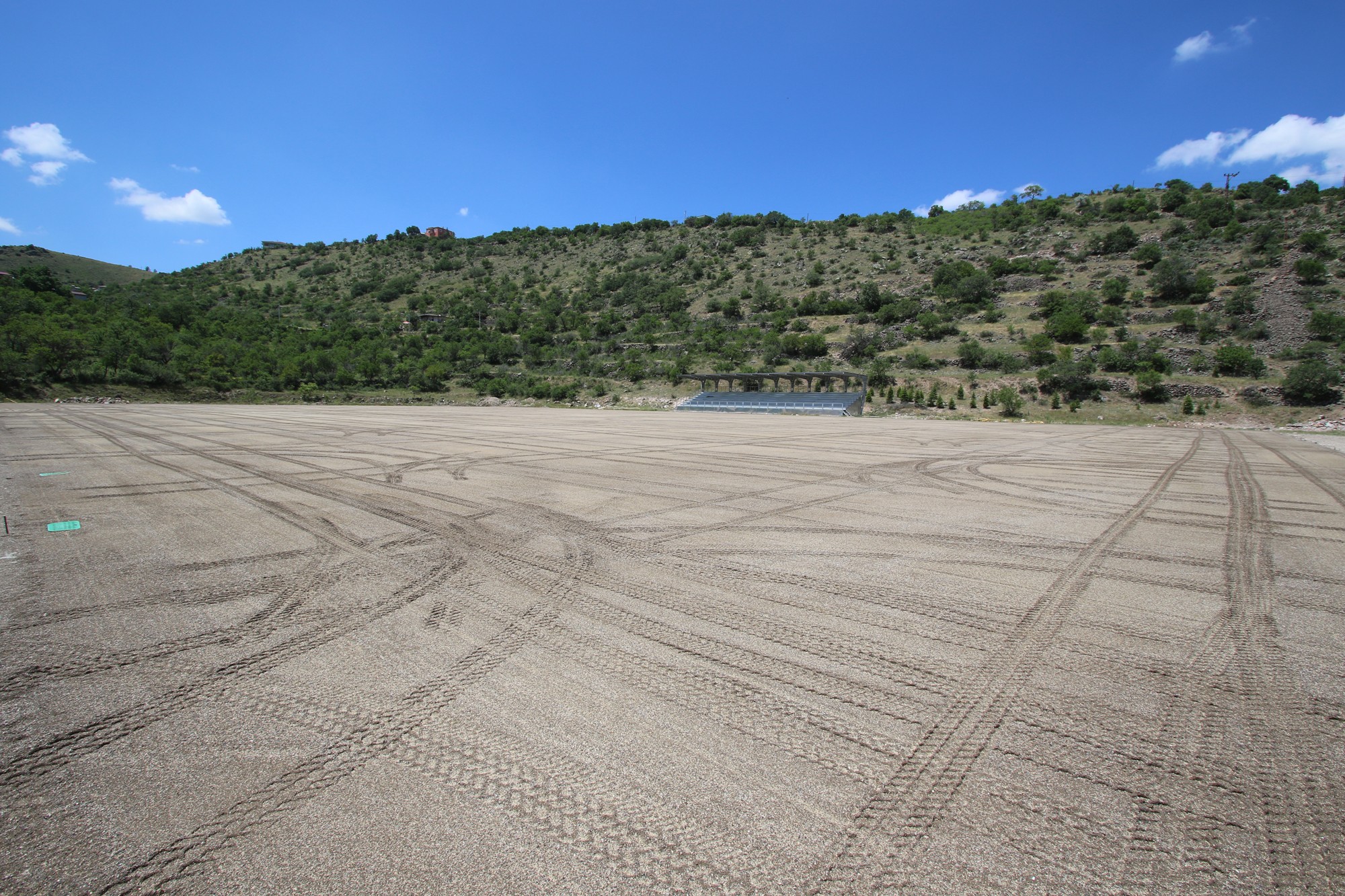 Hacılar Stadyumu’nda çimler ekildi