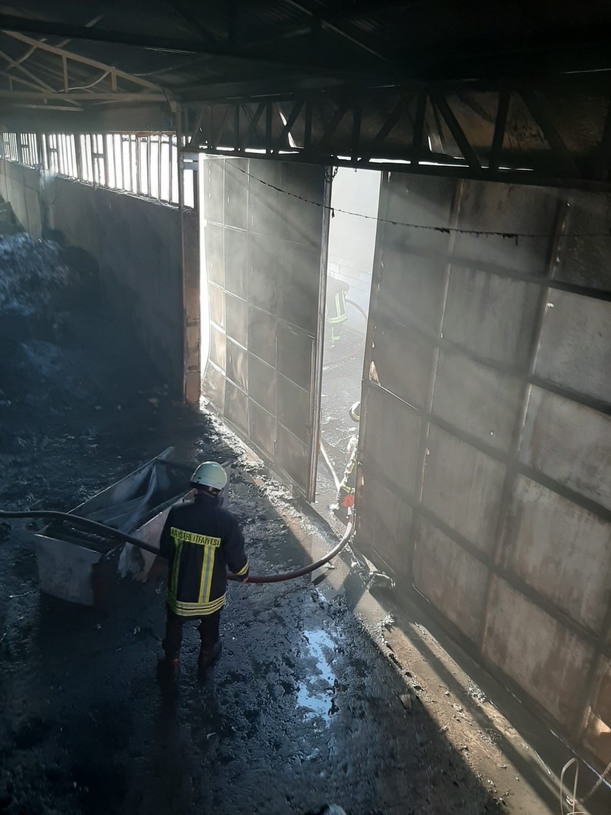 Geri dönüşüm fabrikasında çıkan yangını itfaiye ekipleri söndürdü