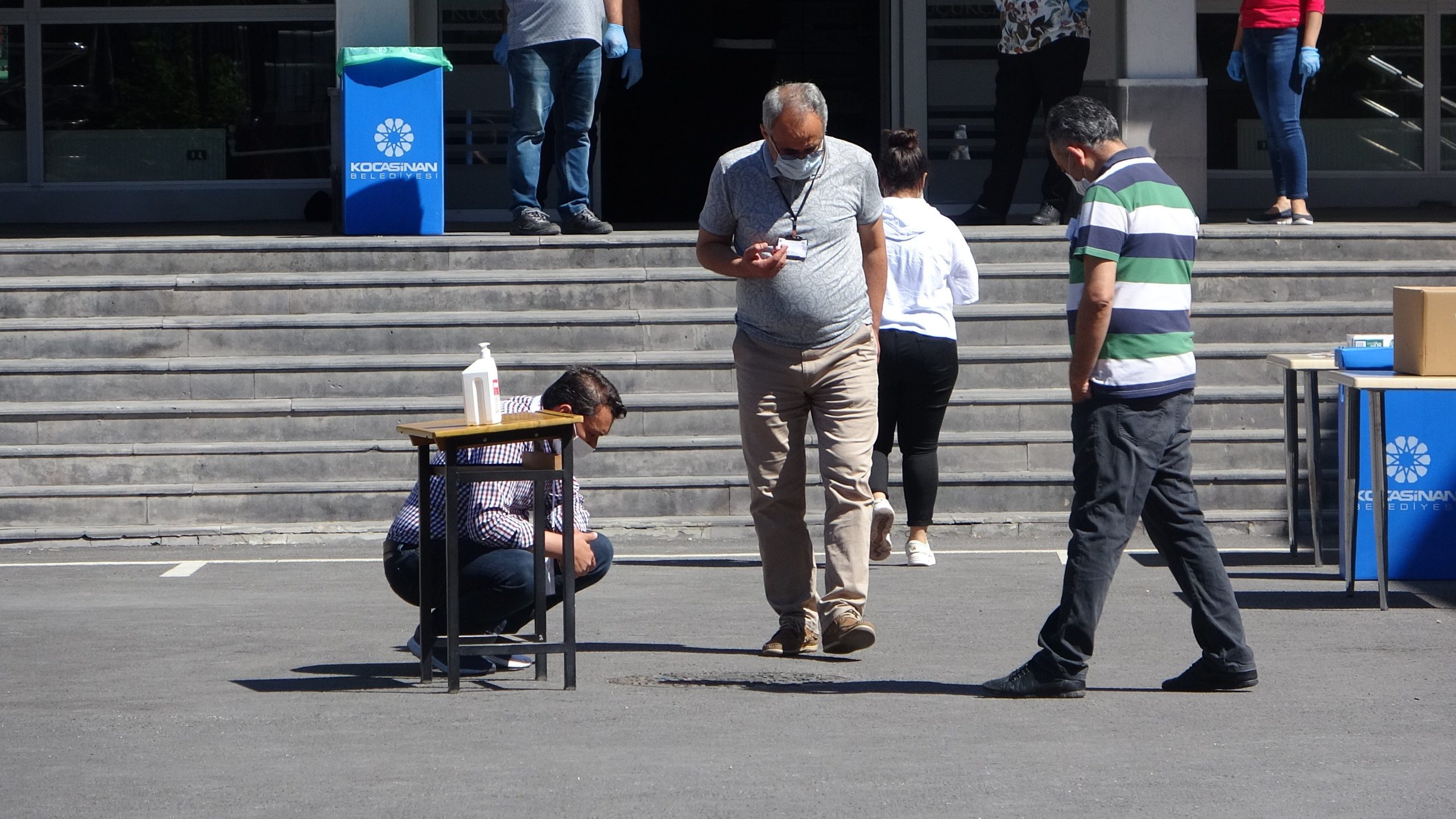 Sınava giren öğrencinin düşürdüğü küpeyi görevliler buldu