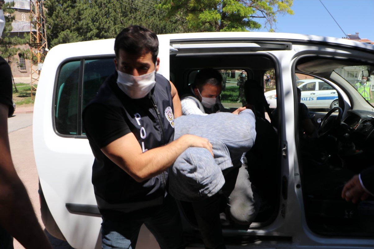 3 yaşındaki çocuğu öldürüp gömmüştü, çalılıklar arasında yakalandı