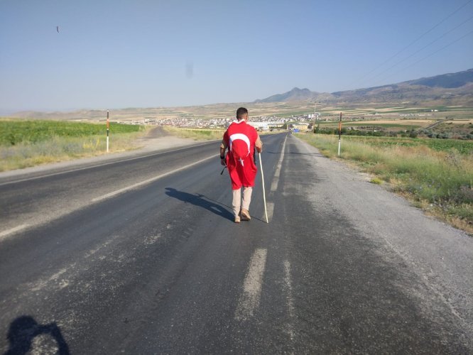 4 yıldır 47 kilometrelik yolu 251 şehit için yürüyor