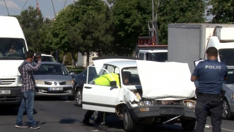 Otomobil minibüse arkadan çarptı: 5 yaralı