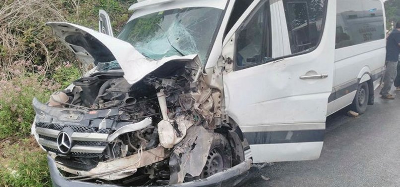 İş makinesi ile minibüs çarpıştı: 6 yaralı