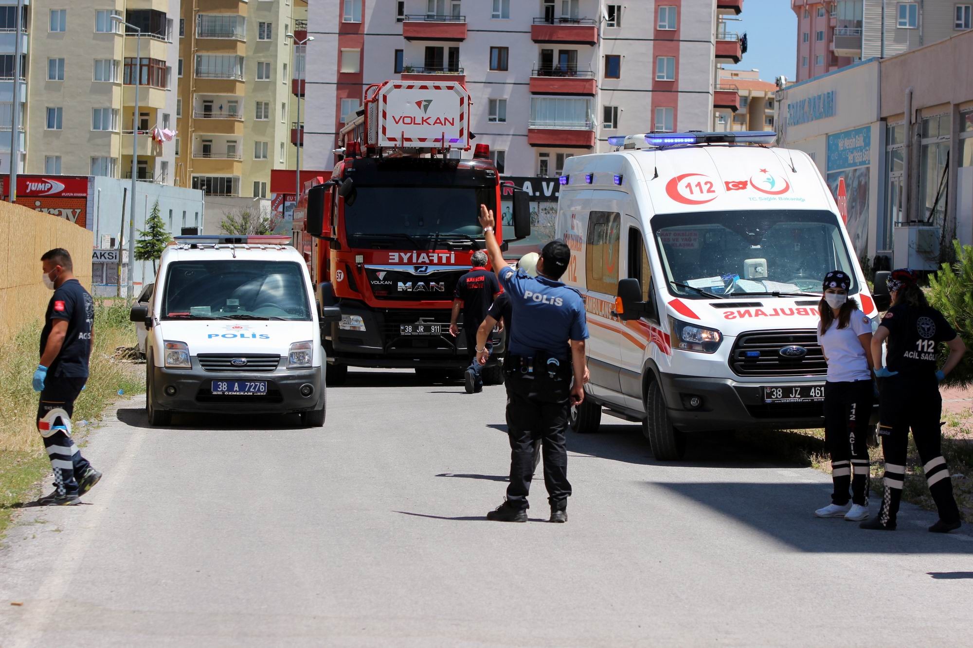 İnşaata çıkan şahsı polis ikna etti