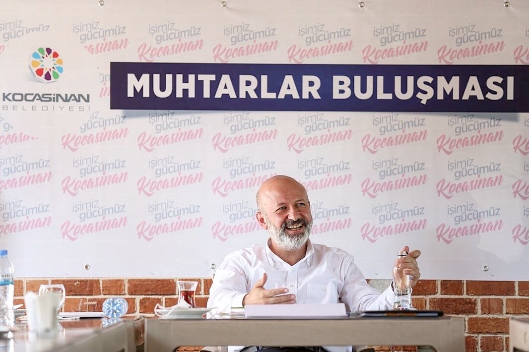 Başkan Çolakbayrakdar, muhtarlarla bir arada