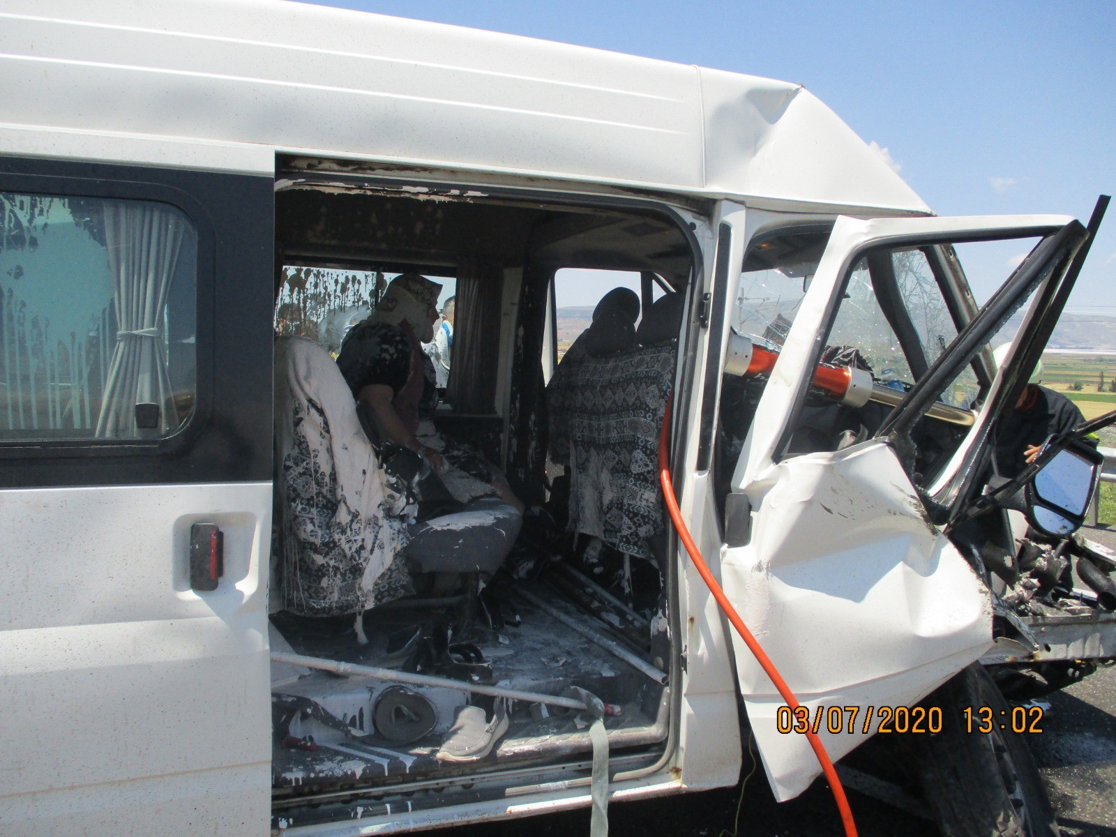 İş makinesi ile minibüs çarpıştı: 6 yaralı