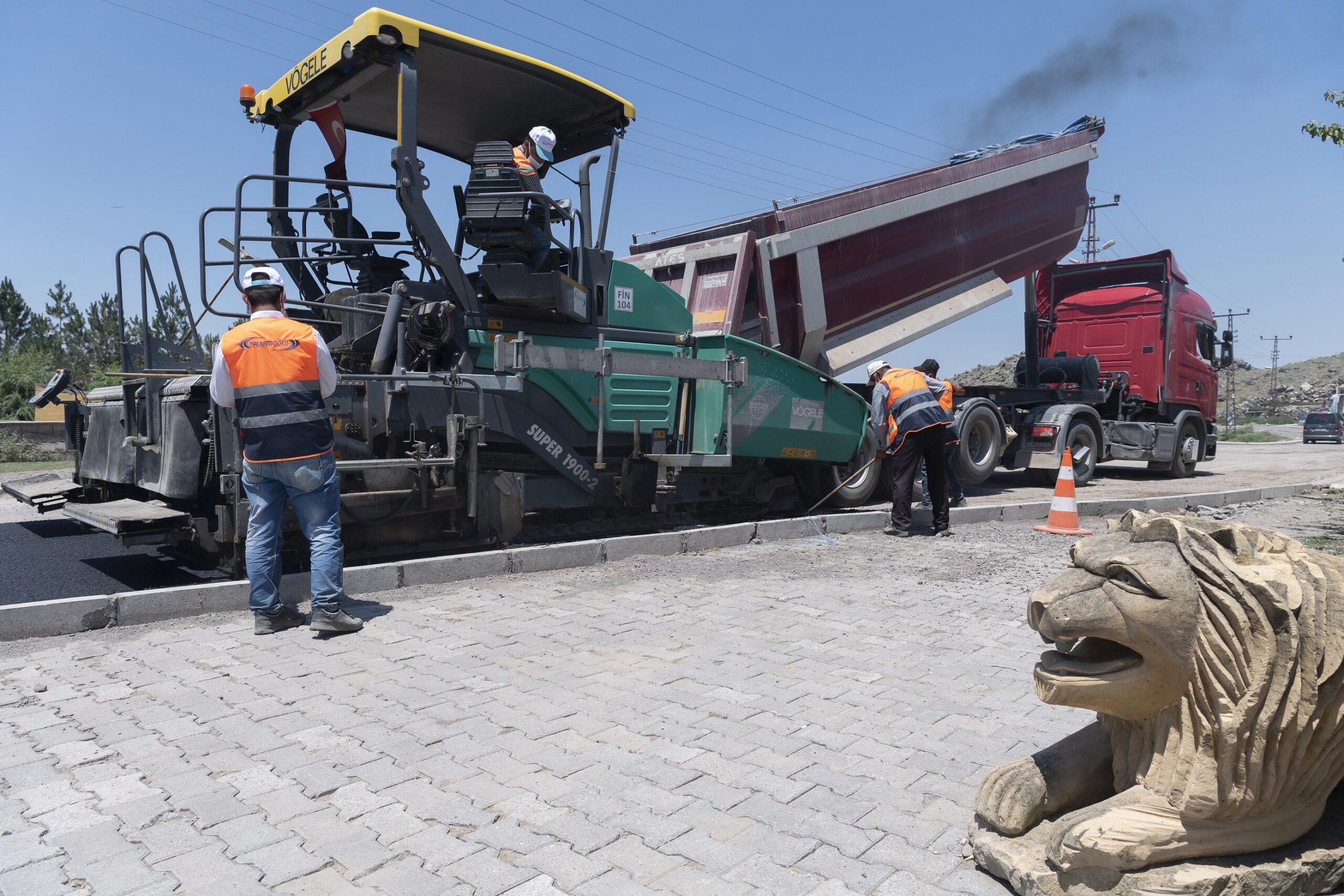 Büyükşehir asfalt çalışmalarını sürdürüyor