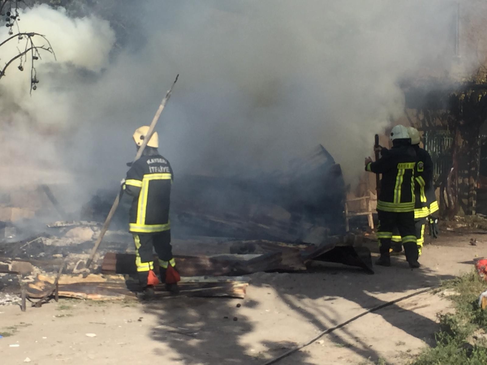 Müstakil evden yükselen alevler, itfaiye ekiplerini harekete geçirdi