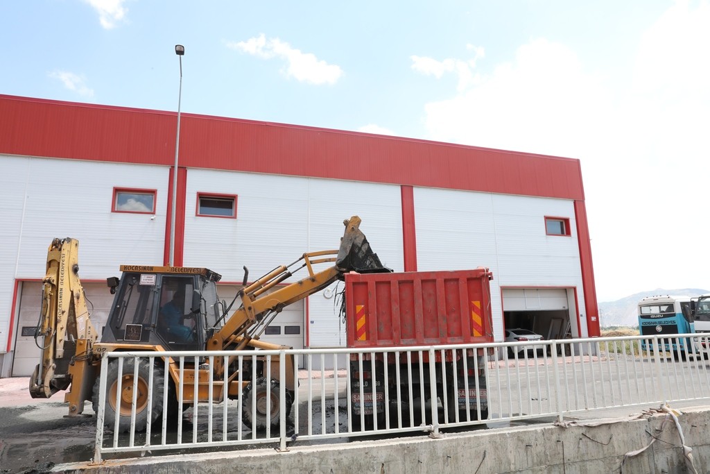 Kocasinan’da kanallar düzenli olarak temizleniyor