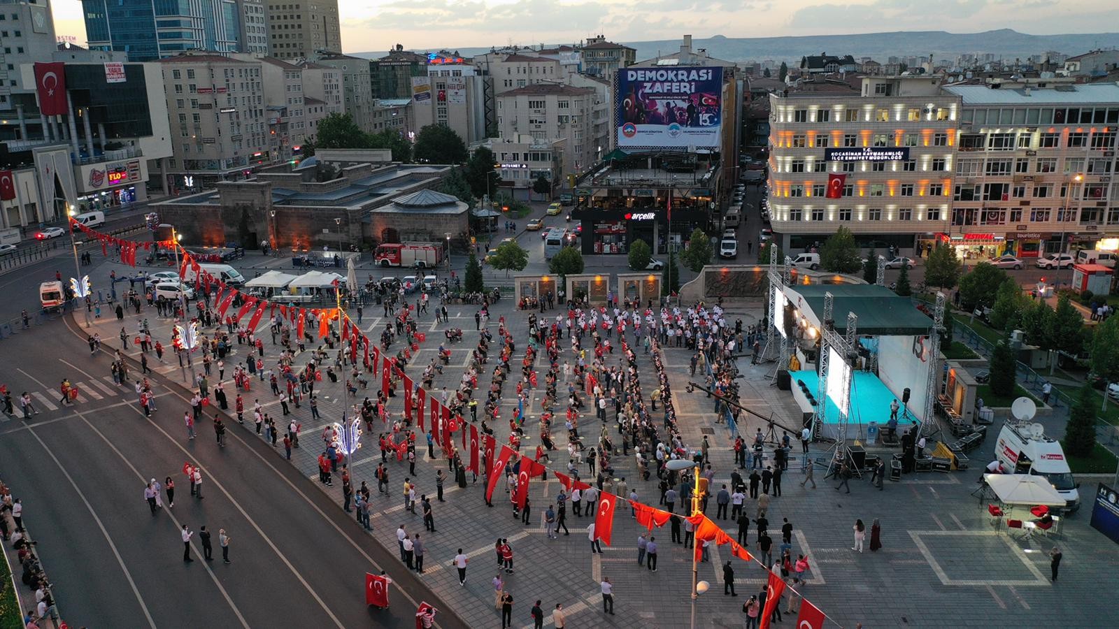 Kayseri Meydanı’nda ‘Demokrasi Nöbeti’ başladı