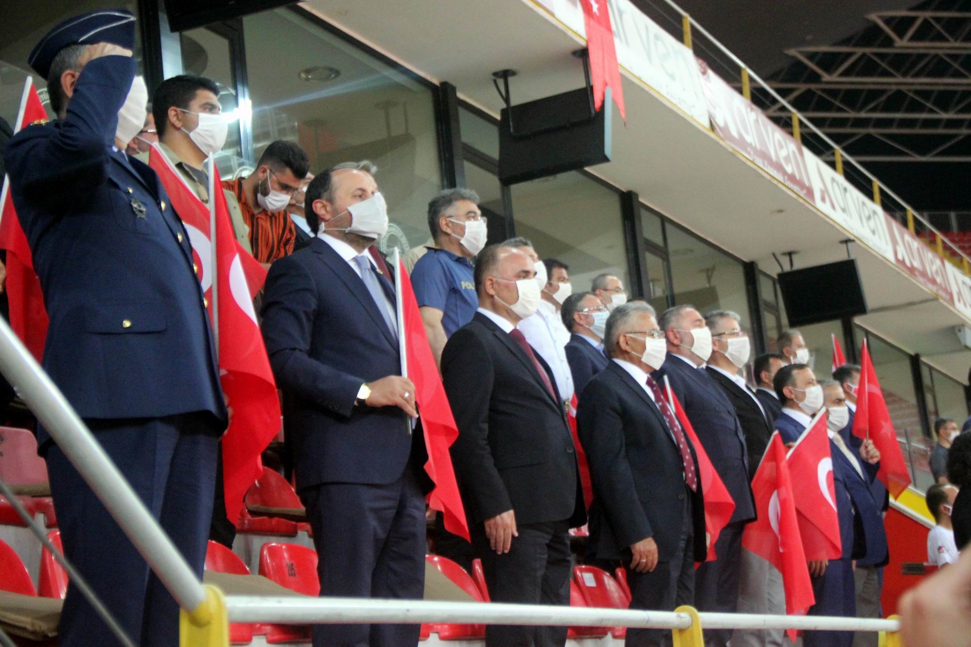 Dünyadaki en büyük Türk bayrağı Kayseri’de açıldı