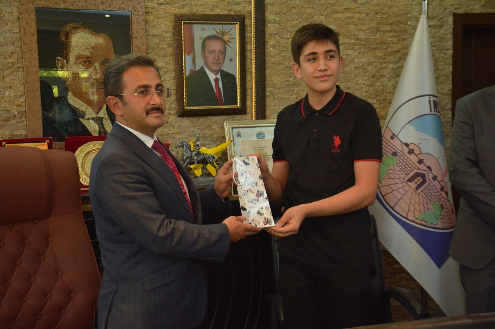 Bakan Yardımcısı Aksu, LGS’den 500 tam puan alan öğrenciyi tebrik etti