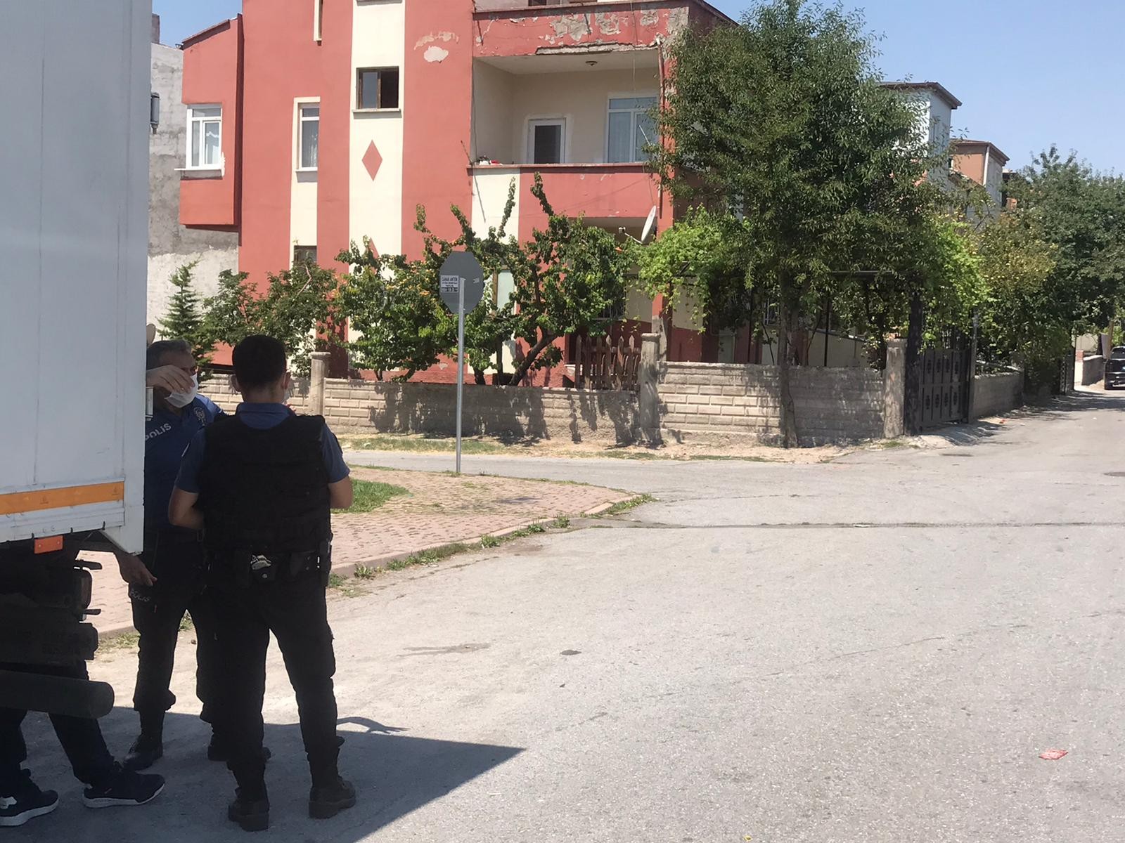 Silahla intihar girişiminde bulunan şahıs polisi harekete geçirdi